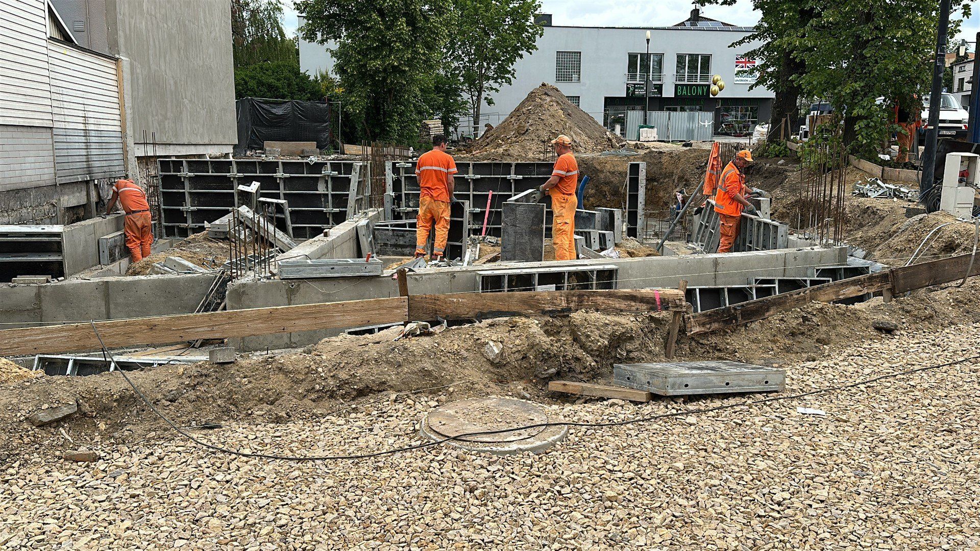 Przyszłość Myszkowa w budowie: Korytowanie pod nową drogę i wymiana instalacji to pierwsze kroki w kompleksowej transformacji centrum.