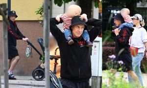 TYLKO NA PUDELKU: Nergal eksploruje Sopot w towarzystwie mamy, ukochanej i SYNA. Rodzinka jak z obrazka? (ZDJĘCIA)