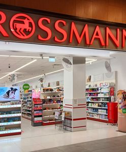 Letni szał zakupowy w Rossmannie. Kasjerka wskazuje, co kupują klienci