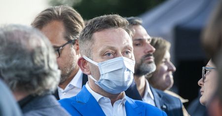 Rabiej o zakażeniu koronawirusem: dreszcze, duszności, nadwrażliwość na światło