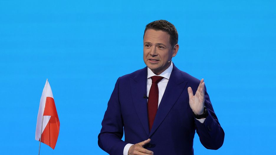 Warszawa, 23.05.2025. Wybory Prezydenta RP 2025 - kampania przed II turą. Kandydat KO w wyborach prezydenta RP, prezydent Warszawy Rafał Trzaskowski na debacie przed II turą wyborow prezydenta RP, transmitowanej przez trzy ogólnopolskie stacje ? TVP, TVN i Polsat, w Warszawie, 23 bm. (ad) PAP/Paweł Supernak