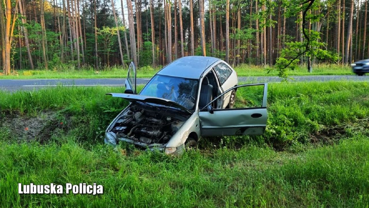 14-latek siedział za kierownicą mitsubishi. Wylądował w rowie