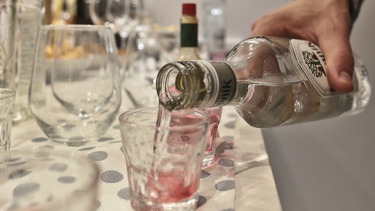 Reporter baza 2020-06-a
11.11.2016 Zielona Gora impreza alkohol N/z Nalewanie   wodki do kieliszka   fot. Piotr Jedzura/REPORTER
Piotr Jedzura/REPORTER