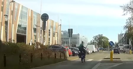 Rowerzysta jechał bez trzymanki i wymusił pierwszeństwo. Później wyciągnął pałkę