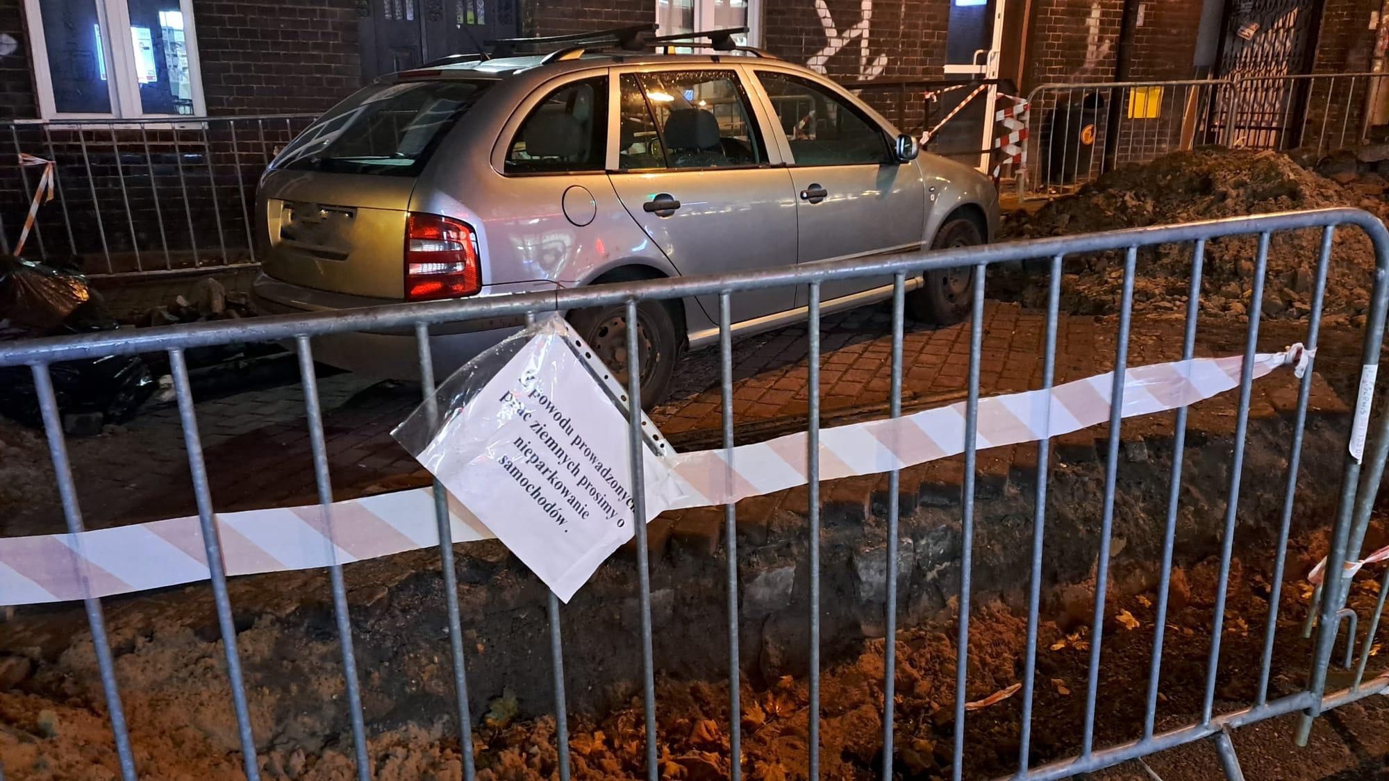 Uwięzione auto na ul.Plebiscytowej w Katowicach