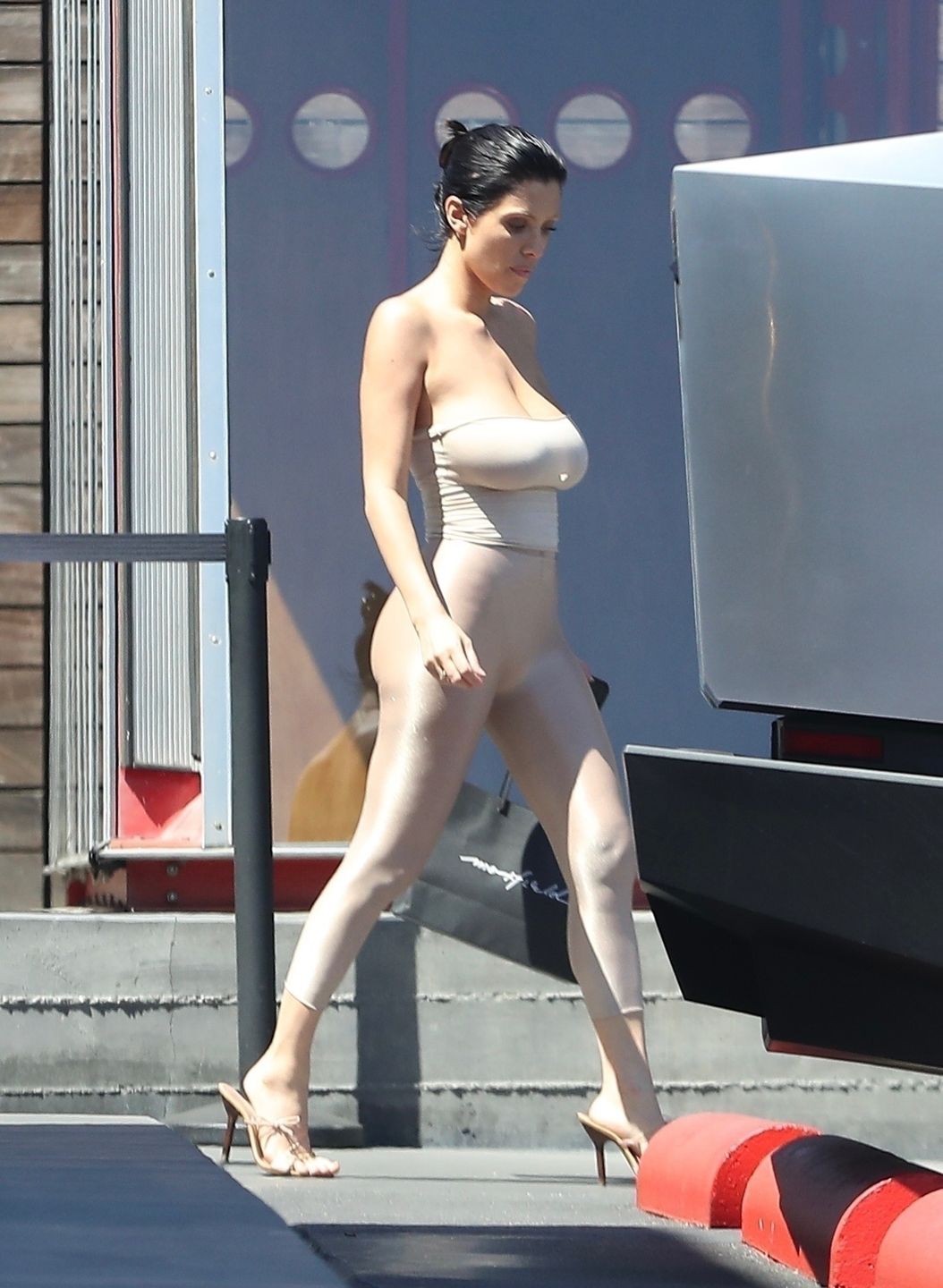 Bianca Censori paraduje w cielistych legginsach