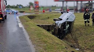 Wilczyce: Ukrainiec zobaczył policjanta kierującego ruchem i spanikował. Doprowadził do dachowania