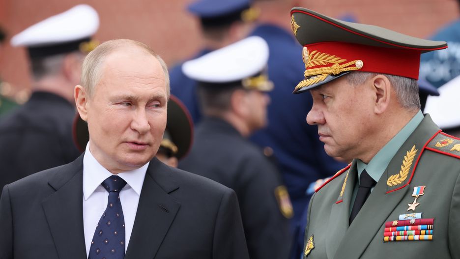 Russian President Vladimir Putin (L) and Russian Defence Minister Sergei Shoigu (R) attend a wreath-laying ceremony at the Tomb of the Unknown Soldier in the Alexandrovsky Garden near the Kremlin wall in Moscow, Russia, 22 June 2022. Day of Remembrance and Sorrow is observed annually on 22 June in Russia to commemorate those who died defending the Soviet Union from Nazi Germany and its allies during Operation Barbarossa, launched on 22 June 1941. EPA/MIKHAIL METZEL / KREMLIN POOL / SPUTNIK MANDATORY CREDIT Dostawca: PAP/EPA.