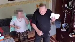 Konin: Oszust wszedł do mieszkania seniorki. Próbował ją okraść i wyłudzić pieniądze. Wszystko się nagrało. Mężczyzna jest poszukiwany