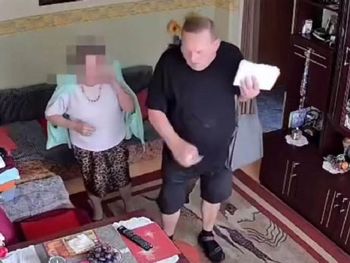 Konin: Oszust wszedł do mieszkania seniorki. Próbował ją okraść i wyłudzić pieniądze. Wszystko się nagrało. Mężczyzna jest poszukiwany