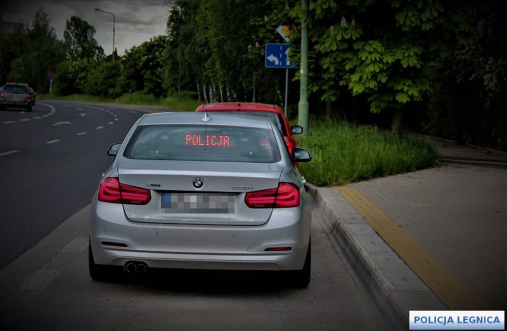 Impreza na środku drogi. Pijani mężczyźni usiłowali naprawić auto