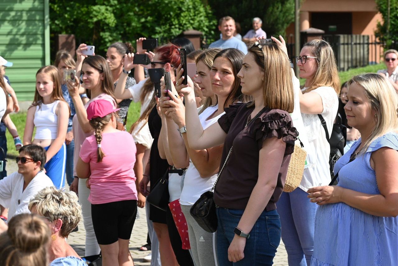 Zabawa przed Centrum Kultury w Jędrzejowie. Wielki Festyn na Dzień Dziecka i Żarciowozy przyciągnęły tłumy
