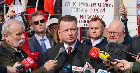 Błaszczak z zarzutami za odtajnienie części planu obrony Polski. "Miałem obowiązek"