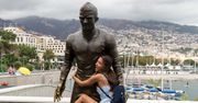 Turyści łapią Cristiano Ronaldo za krocze. Nietrudno zauważyć, która część pomnika jest wypolerowana