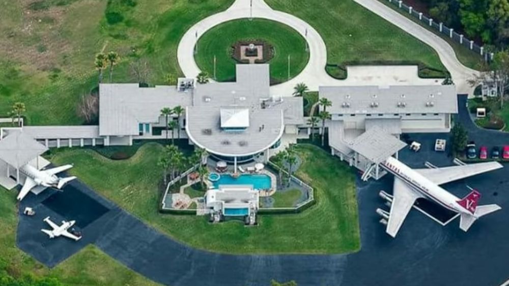 John Travolta obchodzi 65 urodziny. W salonie ma rękaw lotniczy 1