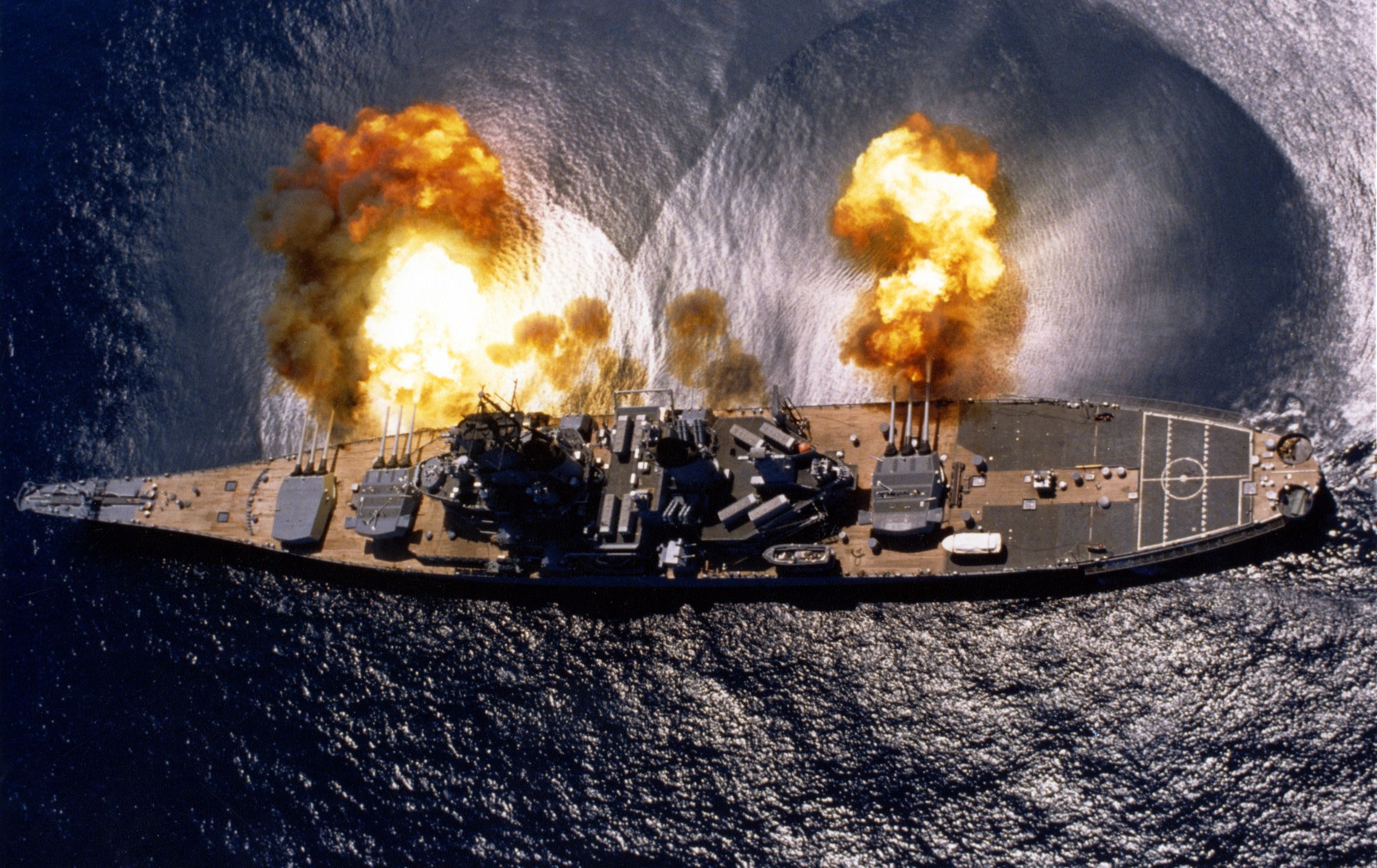 Pancernik USS Iowa strzelający ze wszystkich dział 406 mm