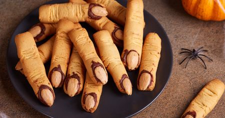 Kruche paluchy wiedźmy na Halloween. Prosty przepis