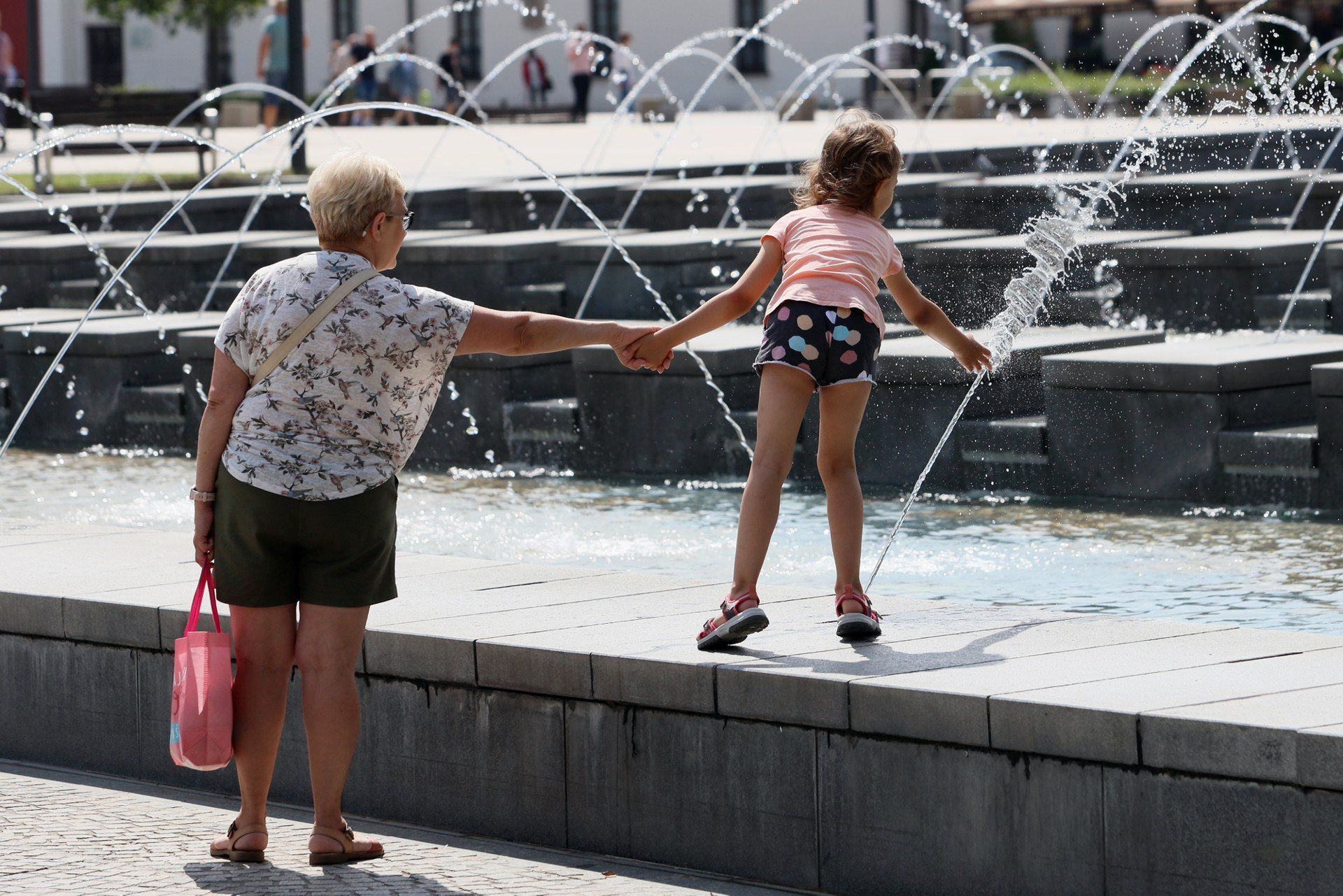 12.07.2023 LUBLIN UPAL ZAR GORAC POGODA PLAC LITEWSKI TEMPERATURA WODA CIEN FONTANNA KURTYNA WODNA SPACER LATO W MIESCIE LAWKA ODPOCZYNEK FOT. LUKASZ KACZANOWSKI / POLSKA PRESS