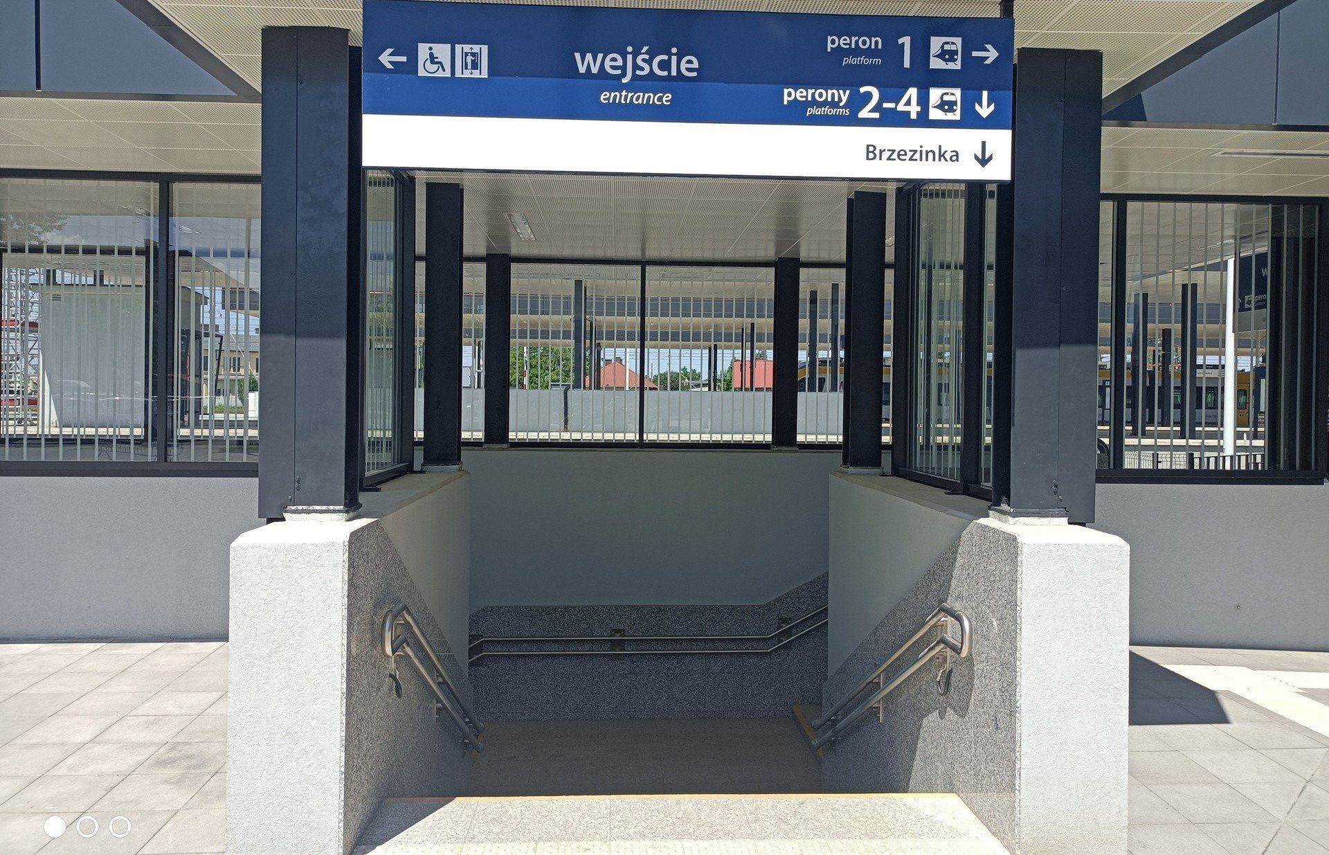 Na peronach oświęcimskiego dworca kolejowego pojawią się tablice elektroniczne informujące na bieżąco o odjazdach pociągów.