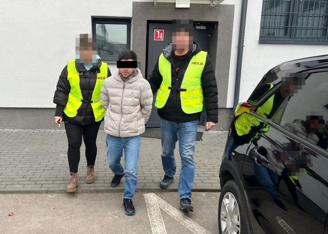 Policjanci zatrzymali dwóch Gruzinów okradających sklepy (zdjęcia)