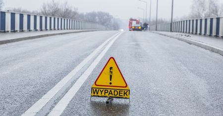 Cysterna z mlekiem przewróciła się na drogę