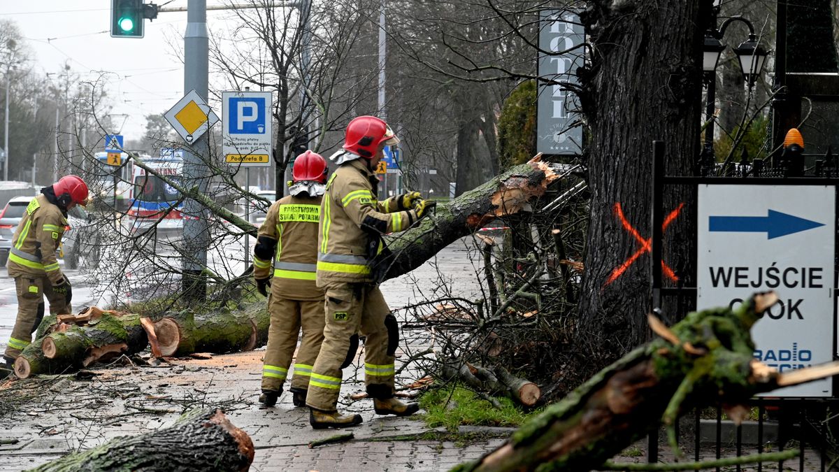 Tysiące interwencji, setki zerwanych dachów