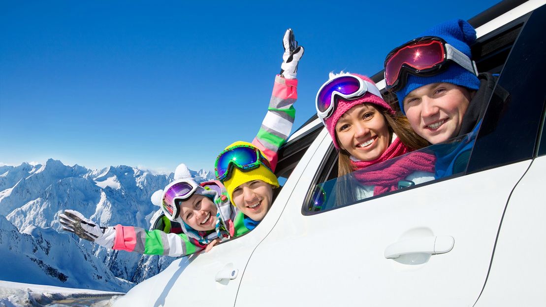 Osoby jadące na narty