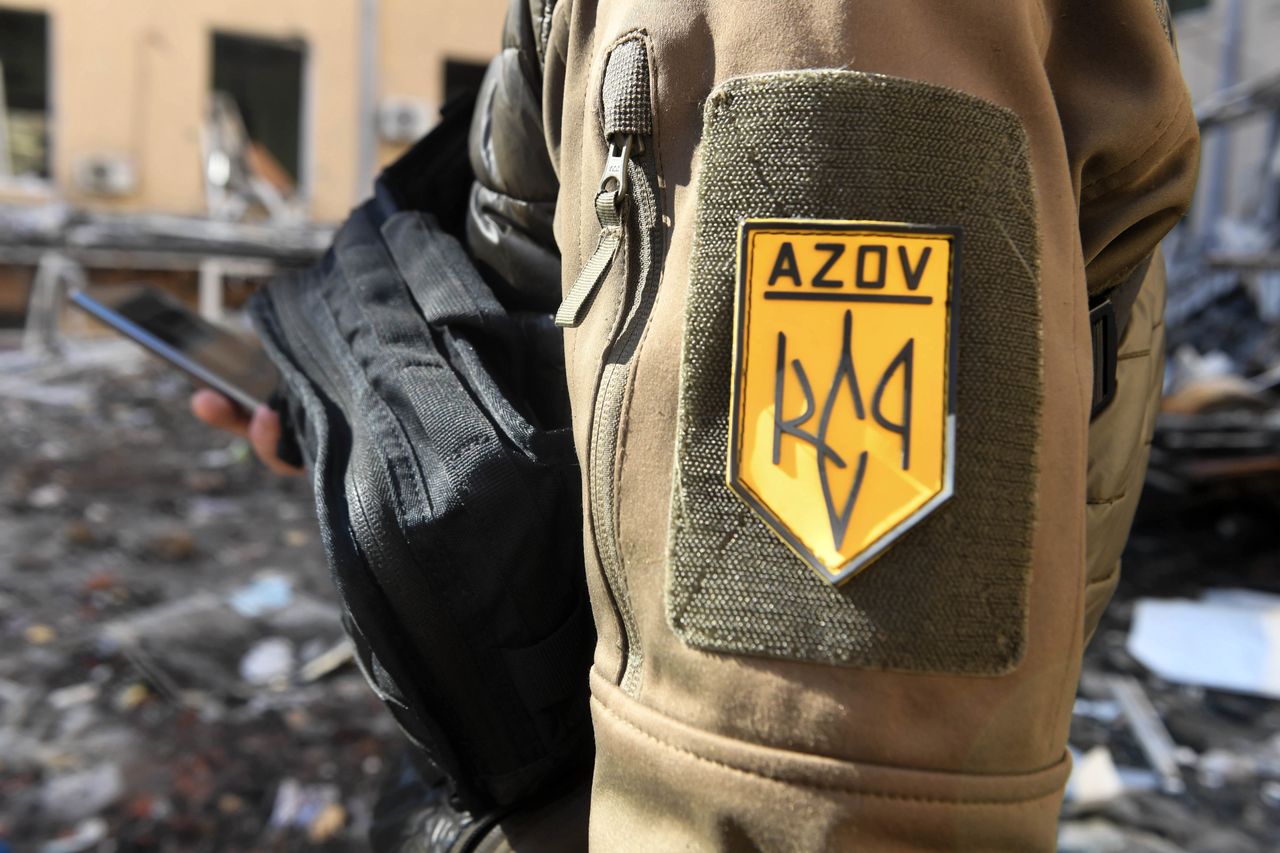 Emblemat pułku "Azow" – jednego ze Specjalnych Pododdziałów Ochrony Porządku Publicznego Ukrainy w Charkowie 