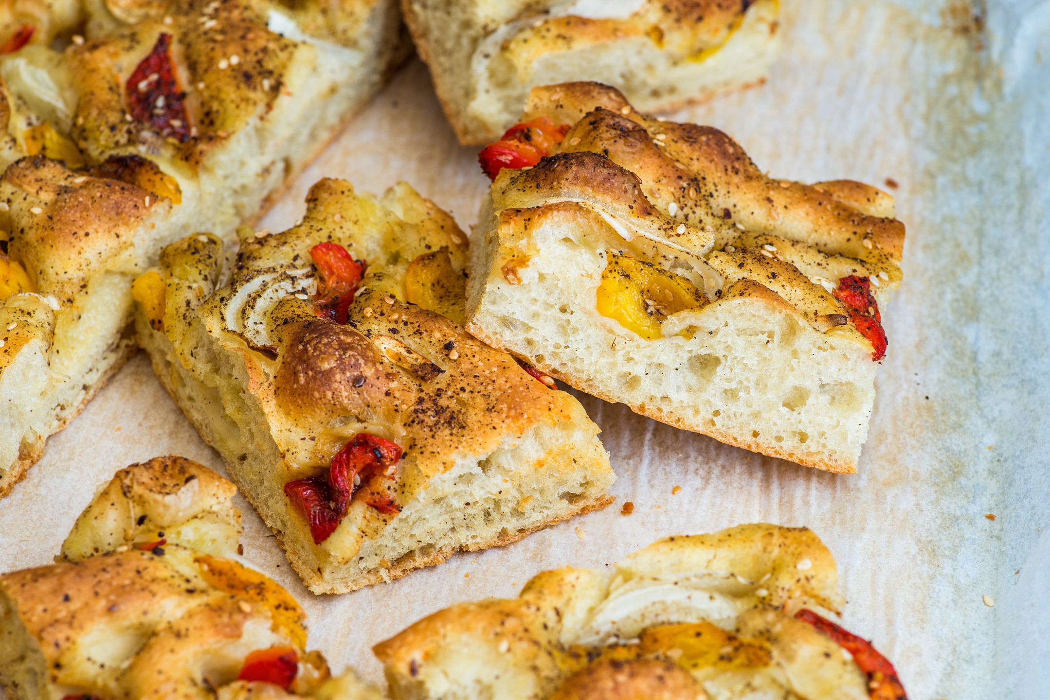 Focaccia z dodatkami - pyszna pochwała prostej kuchni włoskiej