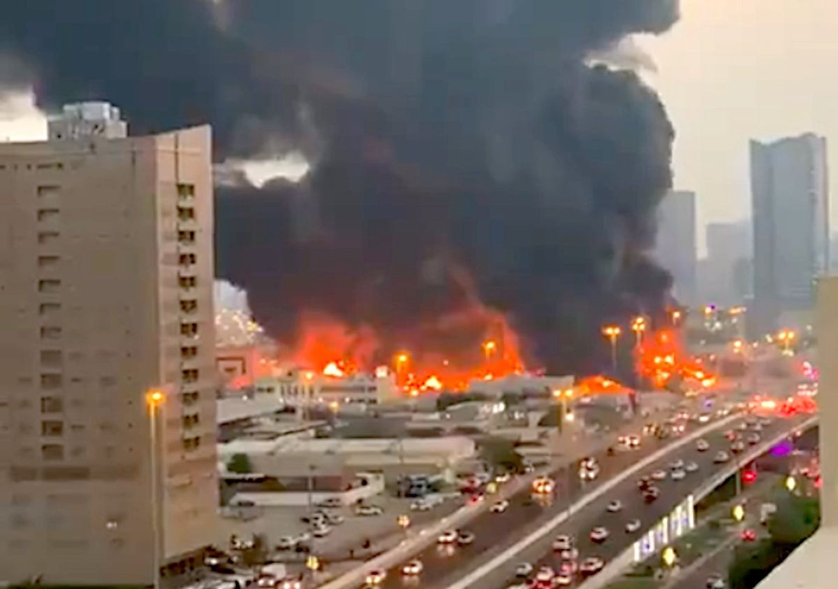 Zjednoczone Emiraty Arabskie. Ogromny pożar w Adżmanie, niedaleko Dubaju