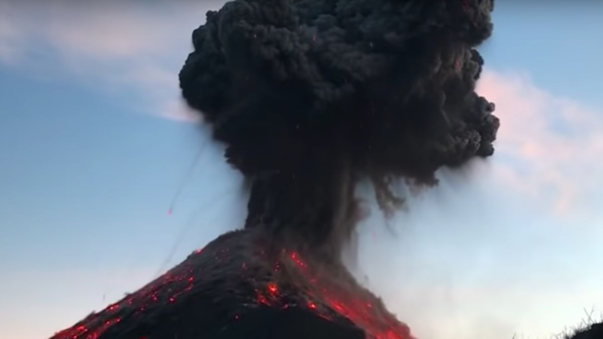 Turyści wspinali się na wulkan, który eksplodował. Udało im się to nagrać 1