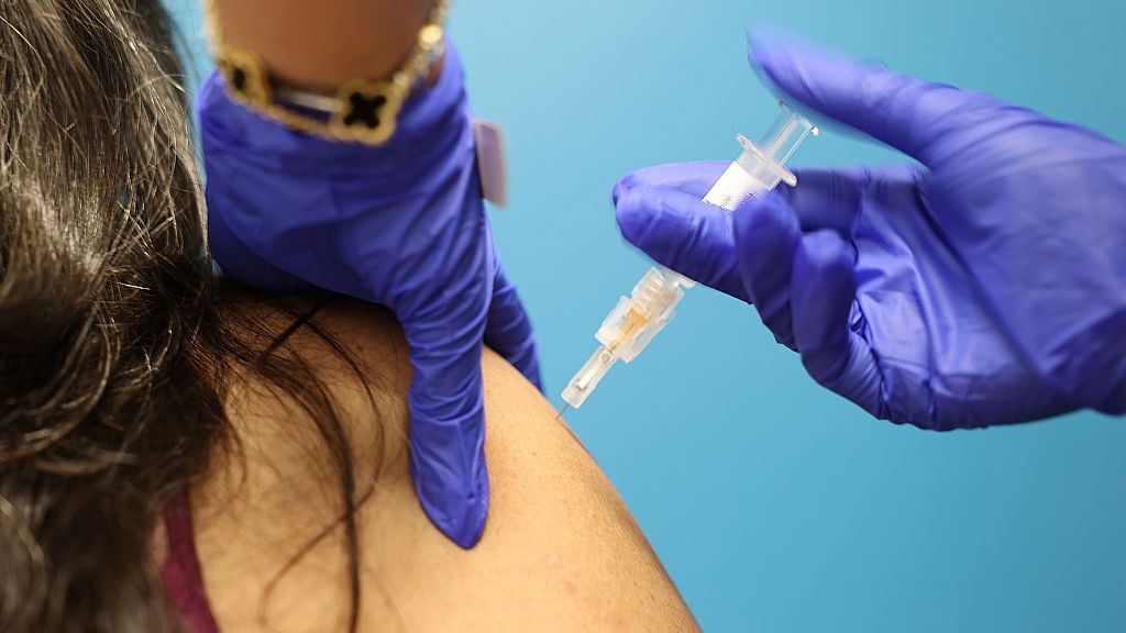 People getting COVID-19 vaccinations
Culver City, CA - September 23: Leilani Chan gets a COVID-19 vaccination by Pfizer by Tamina Nassiri, a licensed practical nurse at Kaiser Permanente Venice Medical Office Building in Culver City Tuesday, Sept. 23, 2025.  (Allen J. Schaben / Los Angeles Times via Getty Images)
Allen J. Schaben
ca, covid, immunization, united states, covid-19 vaccinations, vaccinations, kaiser permanente venice medical office building, by pfizer