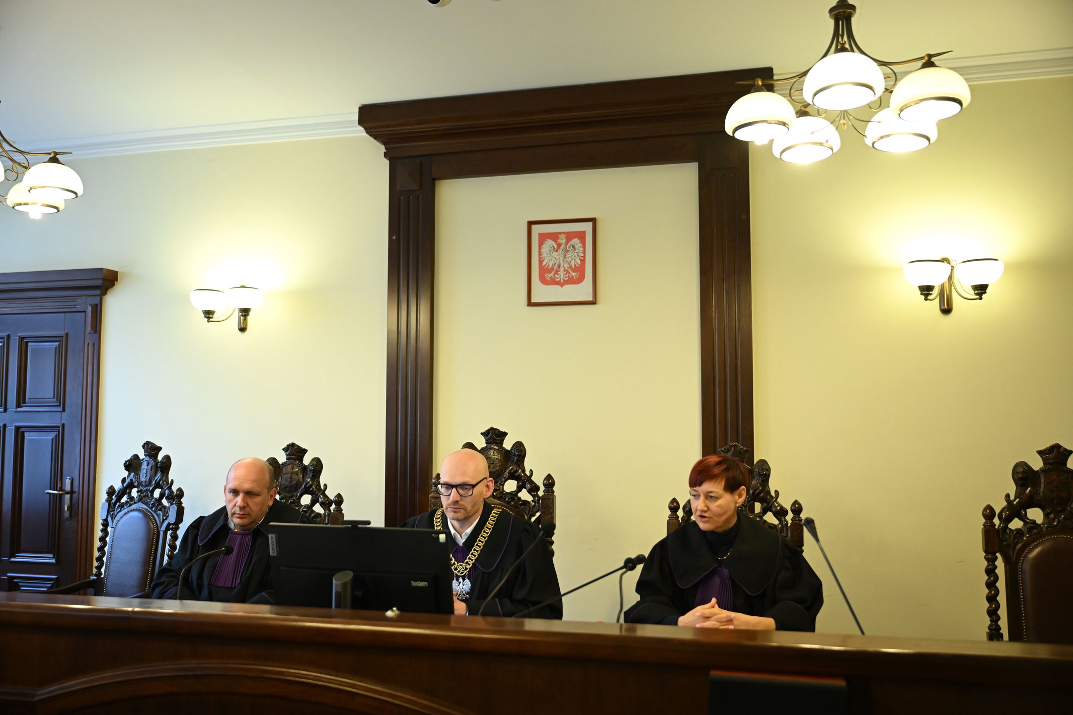 Gdańsk, 25.03.2025. Sędziowie Marcin Kokoszczyński (C), Marta Urbańska (P) i Sebastian Brzozowski (L) na sali rozpraw Sądu Apelacyjnego w Gdańsku, 25 bm. Zakończył się proces odwoławczy w sprawie Romana Z. oskarżonego o usiłowanie zabójstwa innego mężczyzny poprzez przejechanie samochodem. Motywem przestępstwa miała być zazdrość o kobietę. Sąd Apelacyjny podtrzymał orzeczony w pierwszej instancji przez Sąd Okręgowy w Gdańsku wyrok 12 lat więzienia. (jm) PAP/Adam Warżawa *** UWAGA!!! ZAKAZ PUBLIKACJI WIZERUNKU I DANYCH OSOBOWYCH OSKARŻONEGO! ***