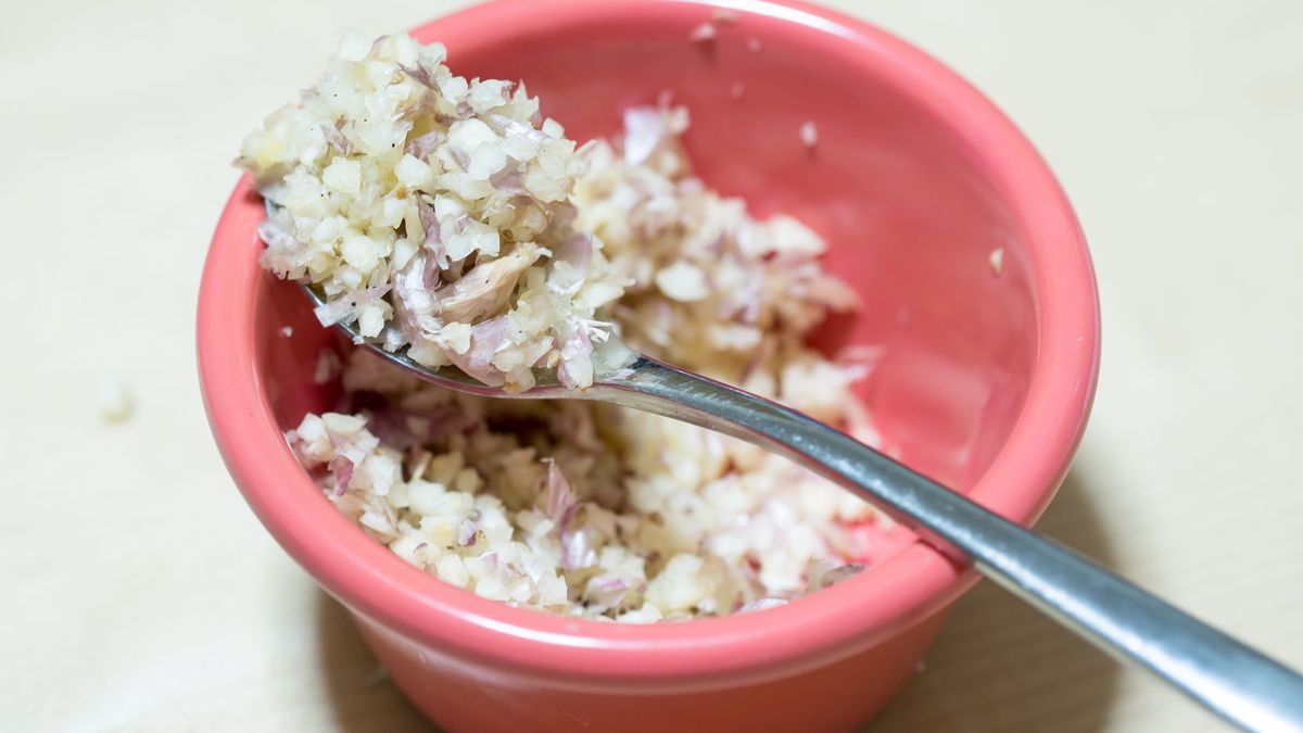 24380876 - mince garlicbackground, black, board, bulb, bulbs, chopped, close, closeup, cloves, cooking, crushed, flavoring, focus, food, garlic, healthy, ingredient, knife, liquid, mince, minced, natural, nutrition, recipes, selective, spicy, texture, vegetable, view, wooden