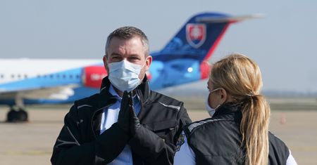 Koronawirus. Dymisja słowackiego rządu w maseczkach i rękawiczkach
