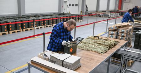 Polski przemysł hamuje spadki. Najnowszy raport PMI pokazuje oznaki poprawy