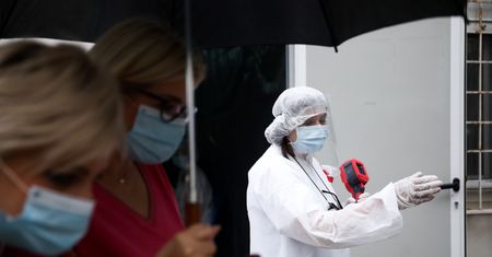 Koronawirus w Europie. Obostrzenia wracają. Ale ekspert mówi, że lockdownu nie będzie