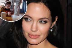 Patrzył w telefon i nie widział Angeliny Jolie. Co robił?