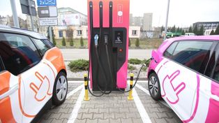 Samochód elektryczny. Ile naprawdę kosztuje naładowanie dziś auta?