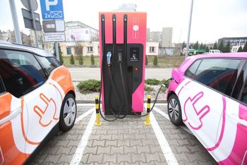 Samochód elektryczny. Ile naprawdę kosztuje naładowanie dziś auta?