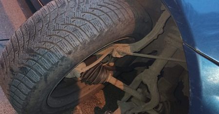 Urwany sworzeń zwrotnicy w Hondzie Accord. Jeśli masz takie auto, koniecznie go sprawdzaj