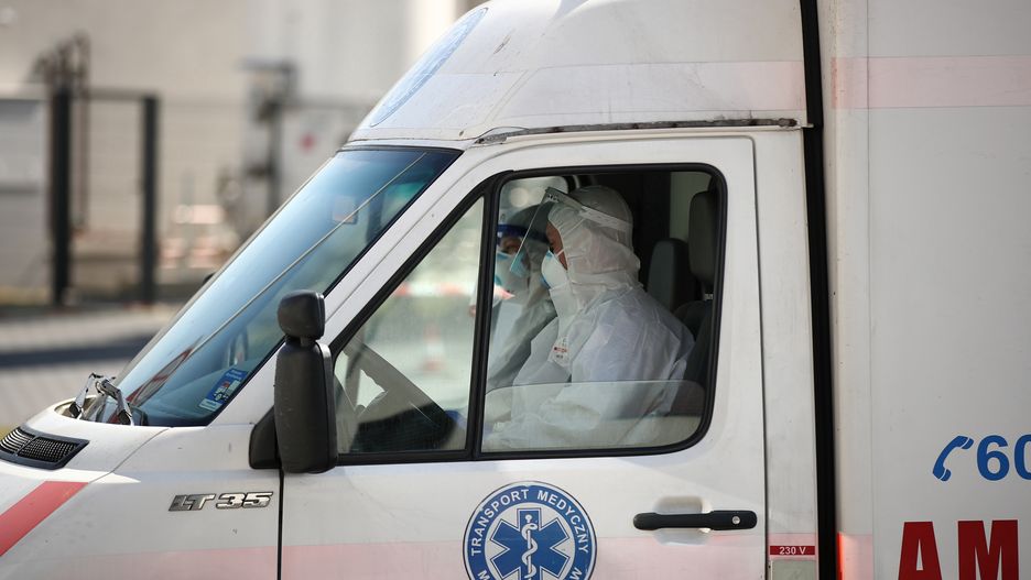 Koronawirus. Pielęgniarkę przewieziono karetką z Kozienic do Warszawy