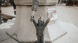 Wrocław nietypowo upamiętnił Powstanie Warszawskie. Odsłonięto nową figurkę krasnala - powstańca
