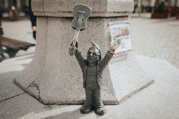 Wrocław nietypowo upamiętnił Powstanie Warszawskie. Odsłonięto nową figurkę krasnala - powstańca