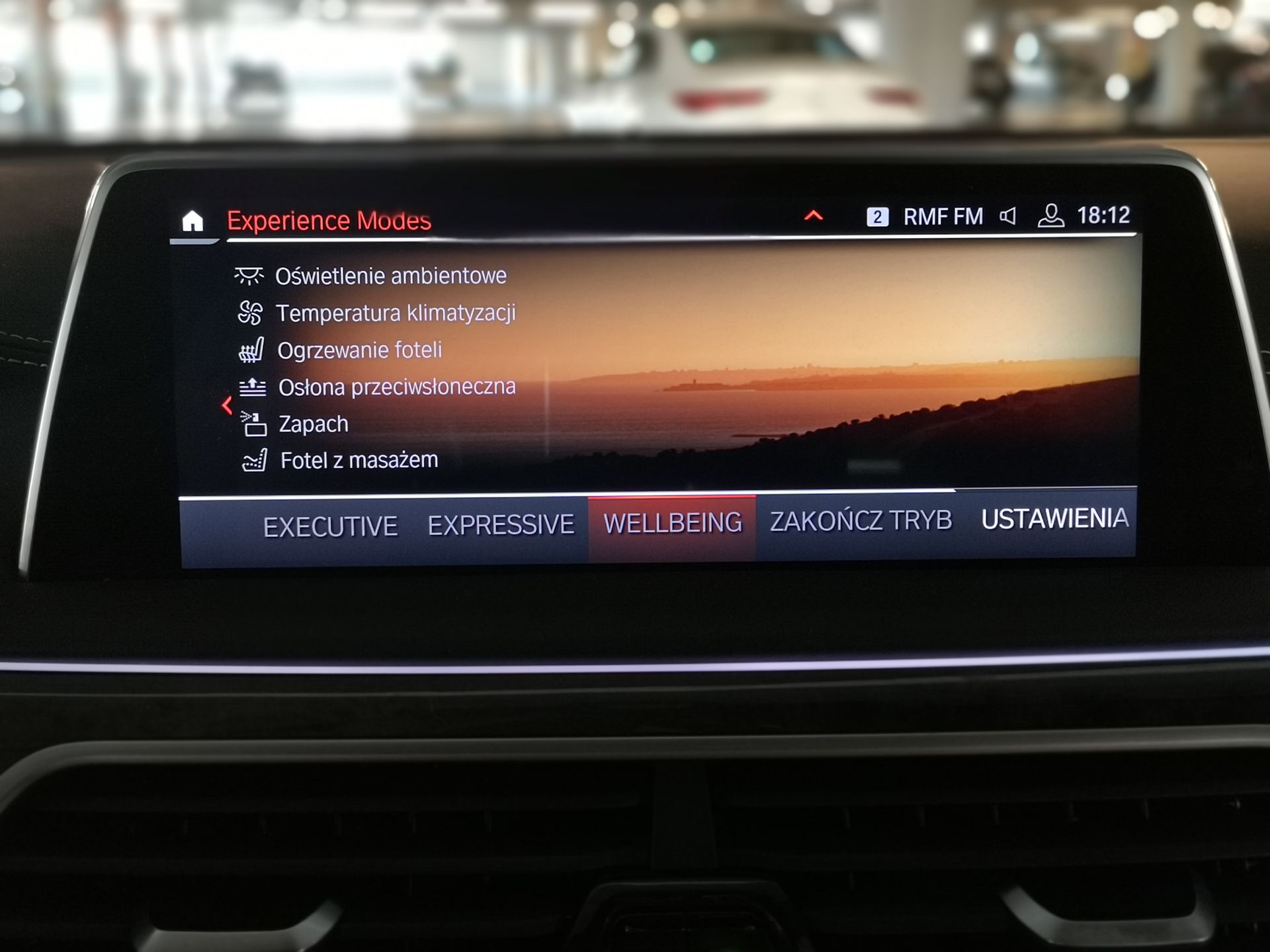 BMW 750i xDrive: Systemy wsparcia kierowcy, Night Vision, zdalne sterowanie i audio Bowers & Wilkins 26