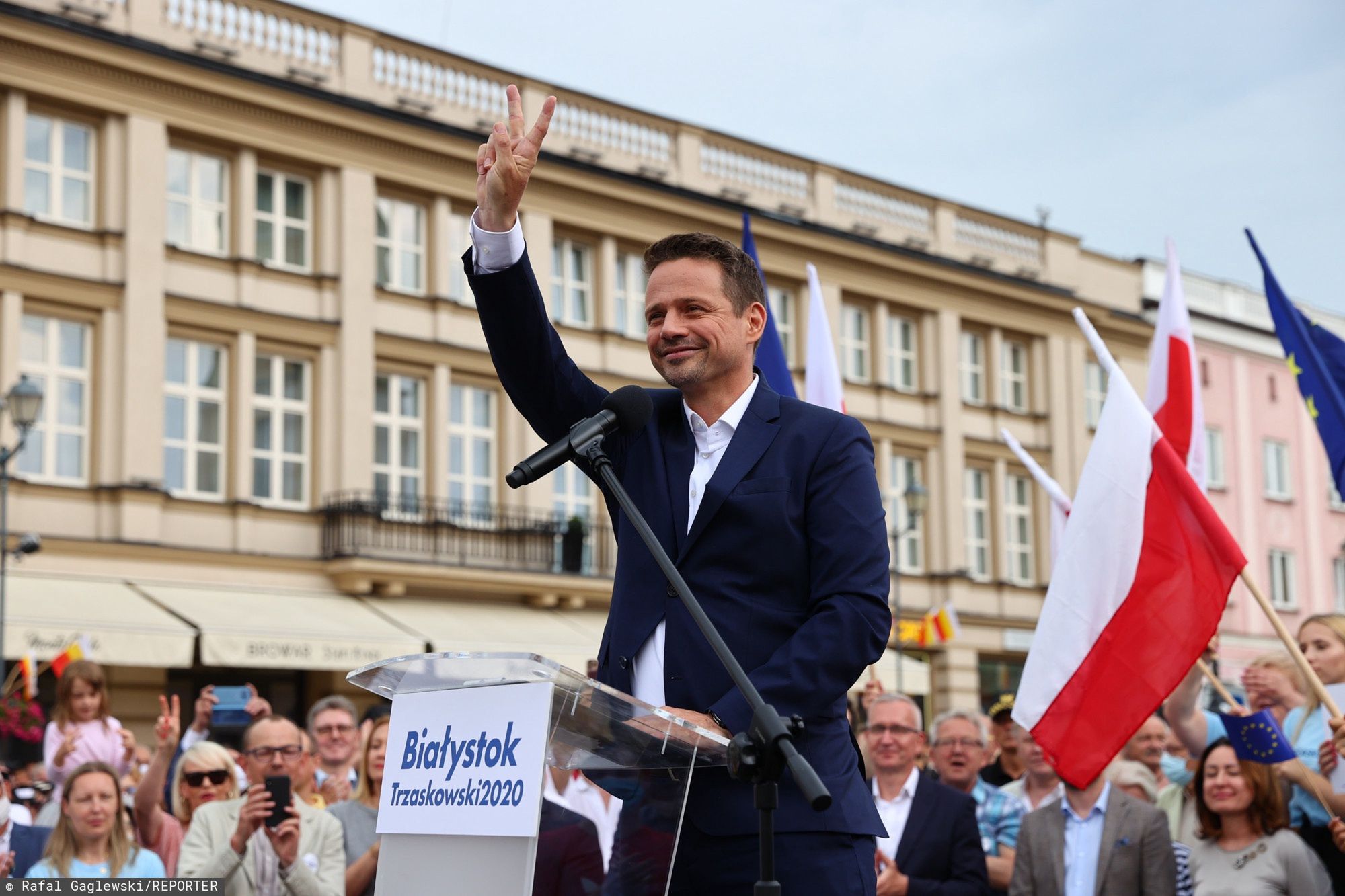Rafał Trzaskowski przyjmuje sto zwierząt ze schroniska w Radysach
