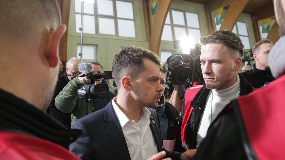 Morąg, 11.02.2024. Wiceminister rolnictwa i rozwoju wsi Michał Kołodziejczak (C) podczas rozmowy z przedstawicielami rolników protestujących w Morągu w związku z planowaną w tym mieście wizytą premiera Donalda Tuska, 11 bm. Rolnicy z całej Polski od piątku 9 bm. kontynuują protesty, które mają potrwać przez 30 dni. Ich powodem jest m.in. niedawna decyzja Komisji Europejskiej o przedłużeniu bezcłowego handlu z Ukrainą do 2025 roku, a także sprzeciw wobec prowadzonej przez Unię Europejską polityki Zielonego Ładu. (jm) PAP/Tomasz Waszczuk