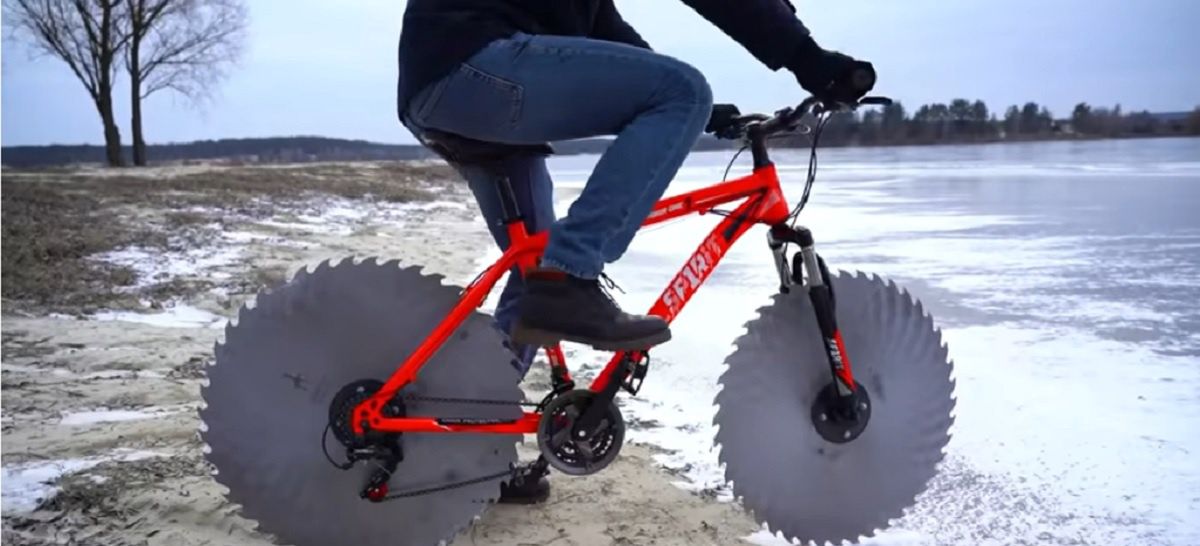 Szalony pomysł! Jeździł rowerem po lodzie, zamiast kół - tarcze od piły