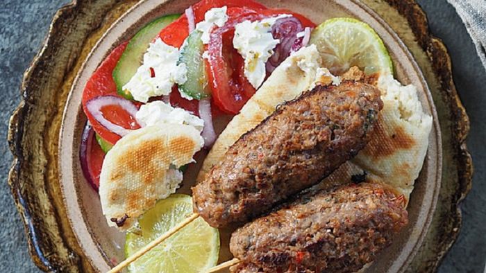 Greckie kofty z aromatycznym sosem jogurtowym. Palce lizać!