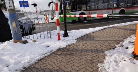 Niebezpieczne zdarzenie w Świdniku. Autobus z pasażerami znalazł się na przejeździe między rogatkami